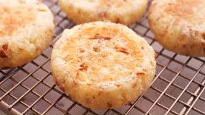 Bánh khoai mì nướng – Món bánh dân dã giòn ngon, béo ngậy khó cưỡng 2 Bánh khoai mì nướng – Món bánh dân dã giòn ngon, béo ngậy khó cưỡng